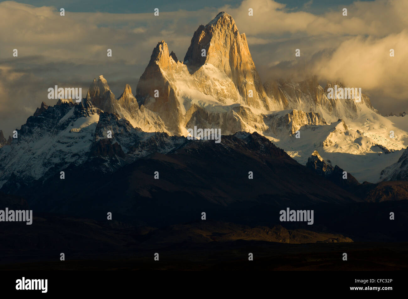 Cerro Fitzroy nella luce del mattino, Parque Nacional Los Glacieres, Sud Patagonia, Argentina Foto Stock