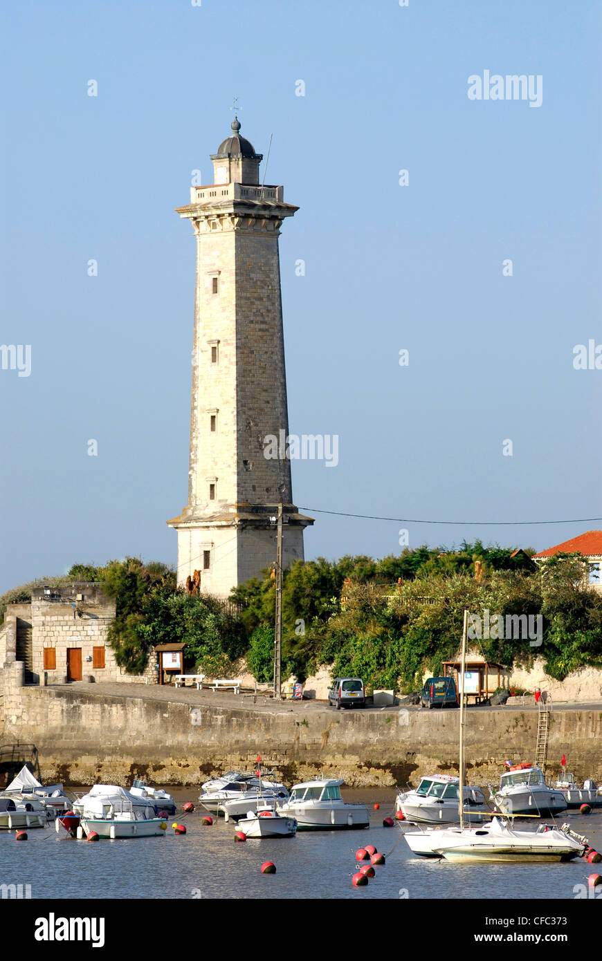 Faro nel porto di Saint-Georges-de-Didonne in Francia, regione Charente-Poitou Foto Stock