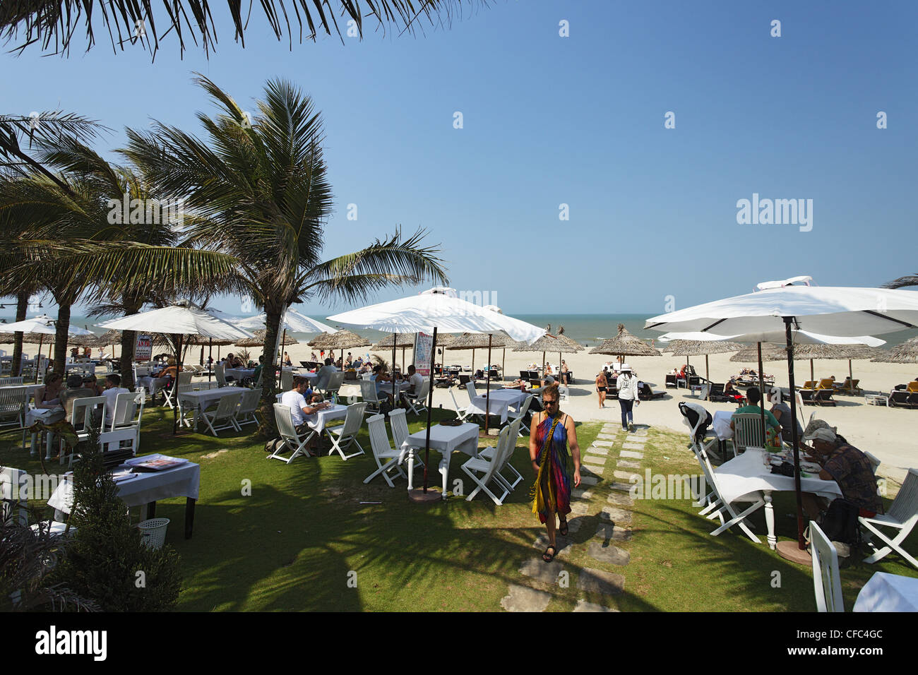 Ristorante sulla spiaggia, spiaggia di Cua Dai, Hoi An, Annam, Vietnam Foto Stock