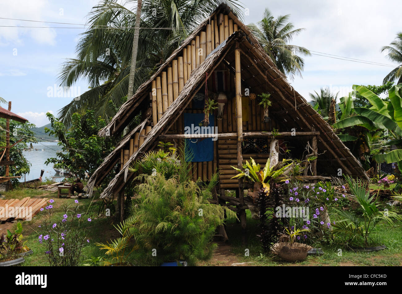 Fisherman's bamboo home divieto villaggio Lohpareid Ko Yao Yai Island Thailandia Foto Stock