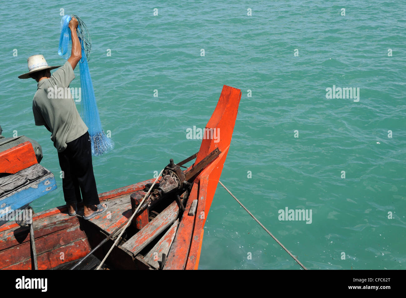 Ko Yao Yai Thailandia isola pescatori tradizionali di pesca netto dalla sua barca Foto Stock