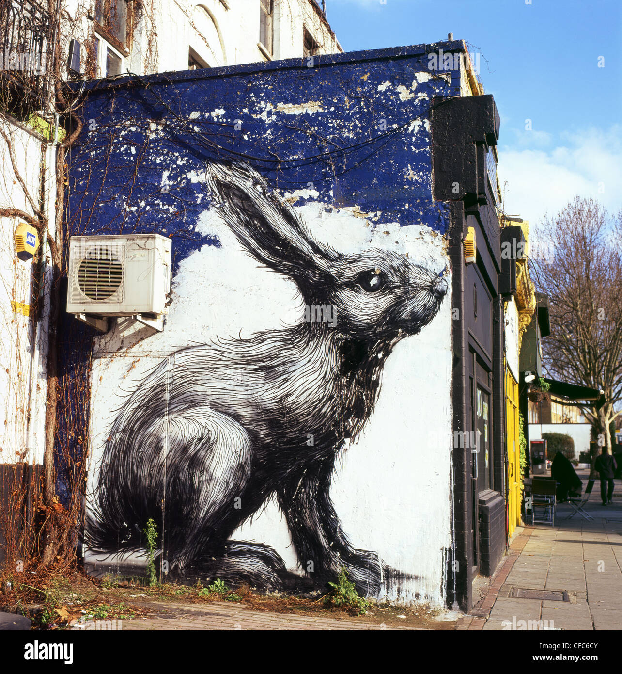 Illustrazione di una lepre o coniglio da artista Roa su una parete Hackney Road East End di Londra Inghilterra REGNO UNITO Foto Stock