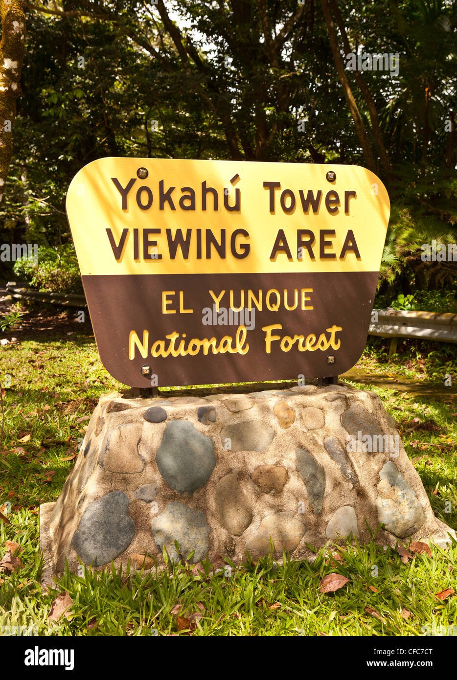 EL YUNQUE NATIONAL FOREST, PUERTO RICO - Torre Yokahu segno. Foto Stock