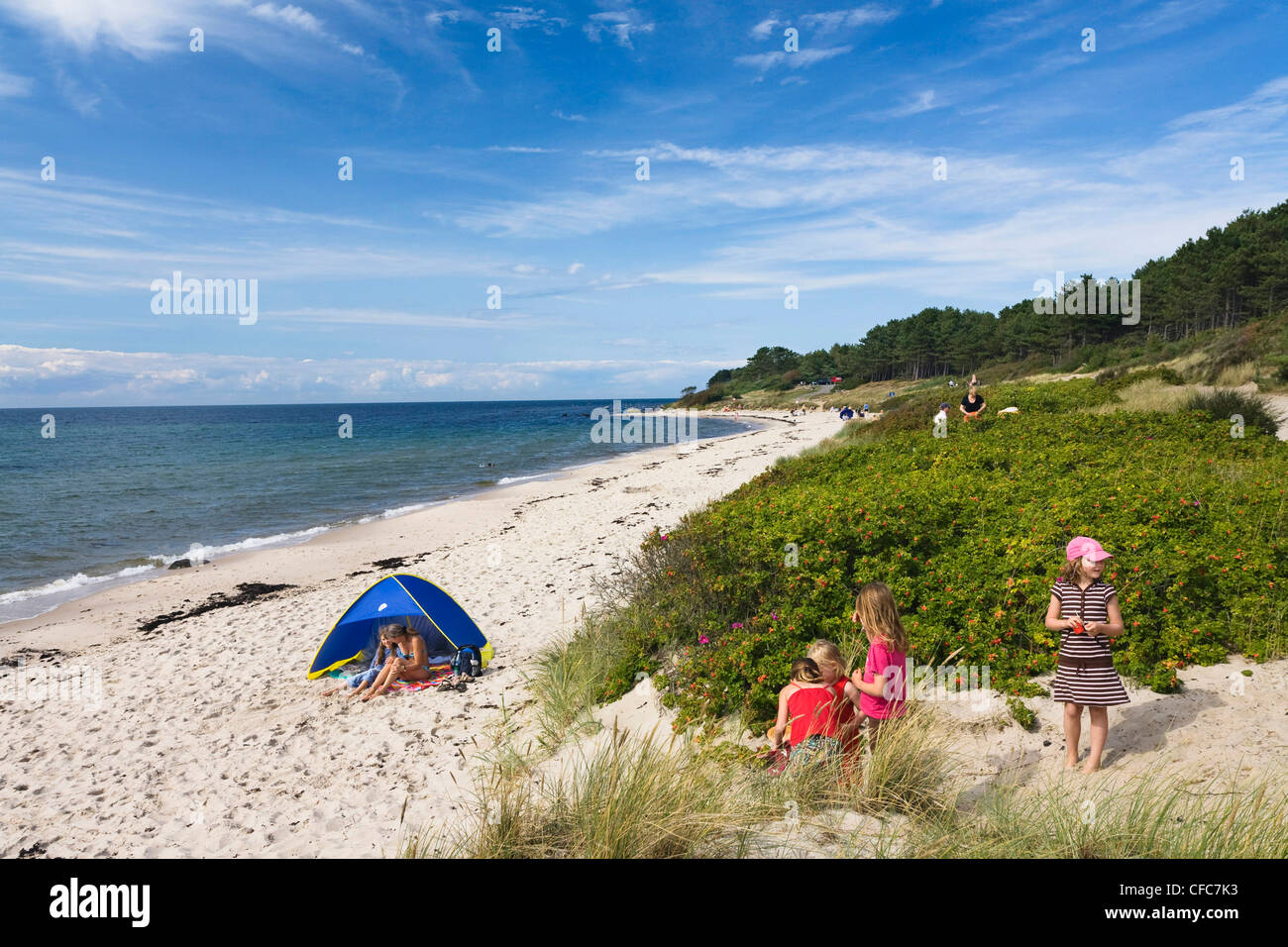 I bambini sul Mar Baltico beach, Hasle, Bornholm, Danimarca Foto Stock