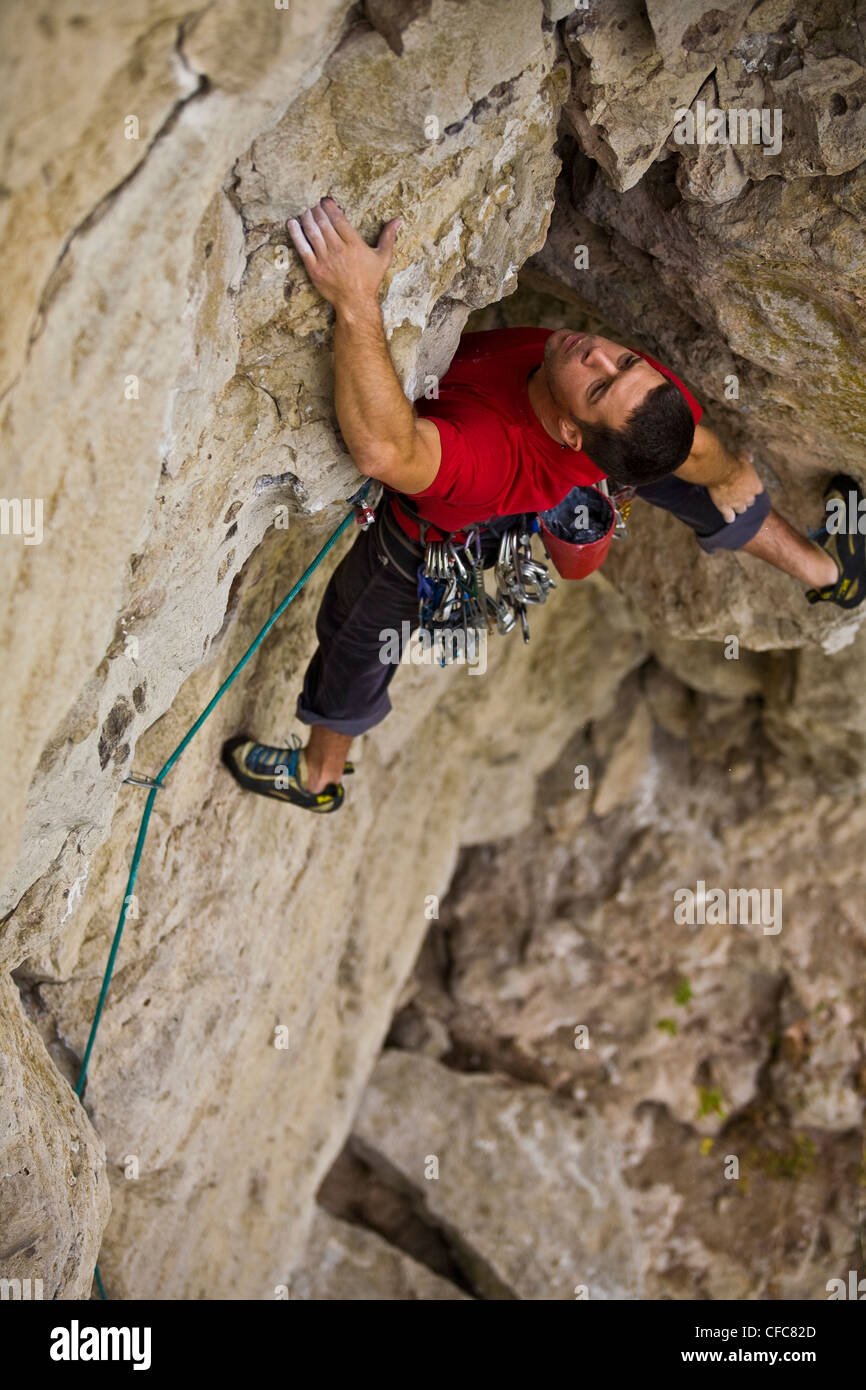 Un giovane uomo si arrampica marzapane 5.8, Rattle Snake punto, su Foto Stock