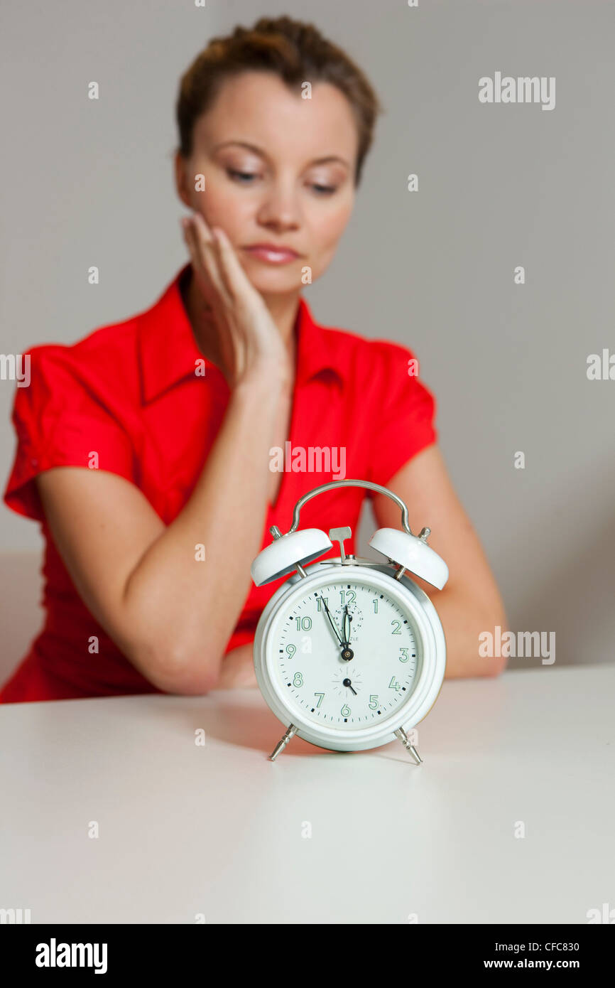 Giovane donna con il campanello di allarme Foto Stock