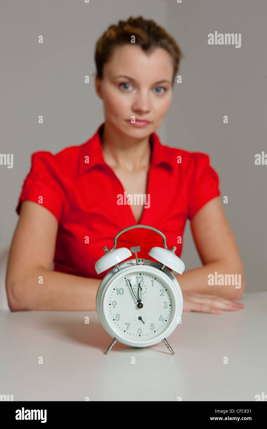 Giovane donna con il campanello di allarme Foto Stock