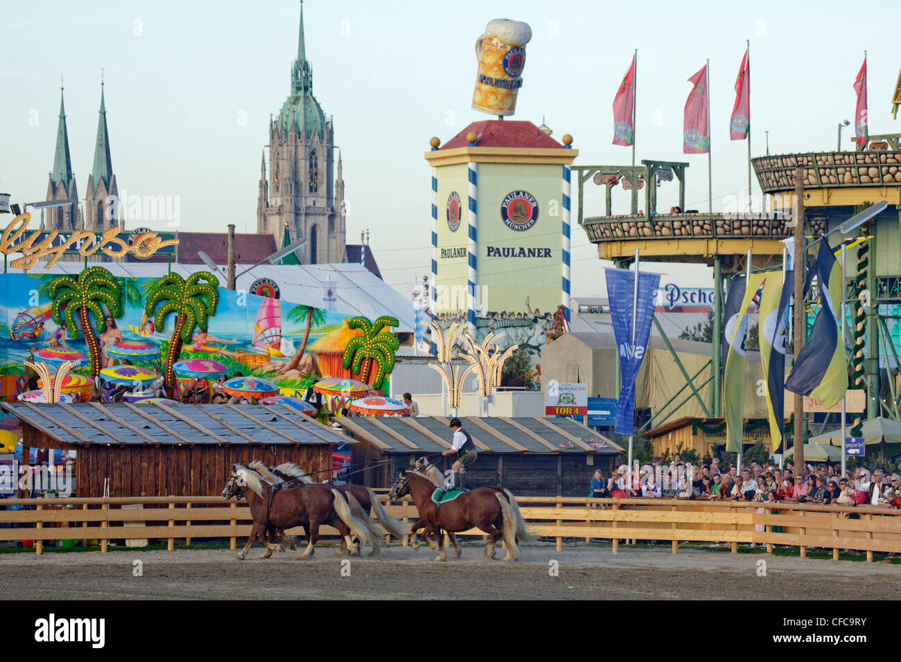 San Paolo la Chiesa e la sfilata di cavalli, storico Oktoberfest presso il Theresienwiese, Monaco di Baviera, Germania, Europa, Europa Foto Stock
