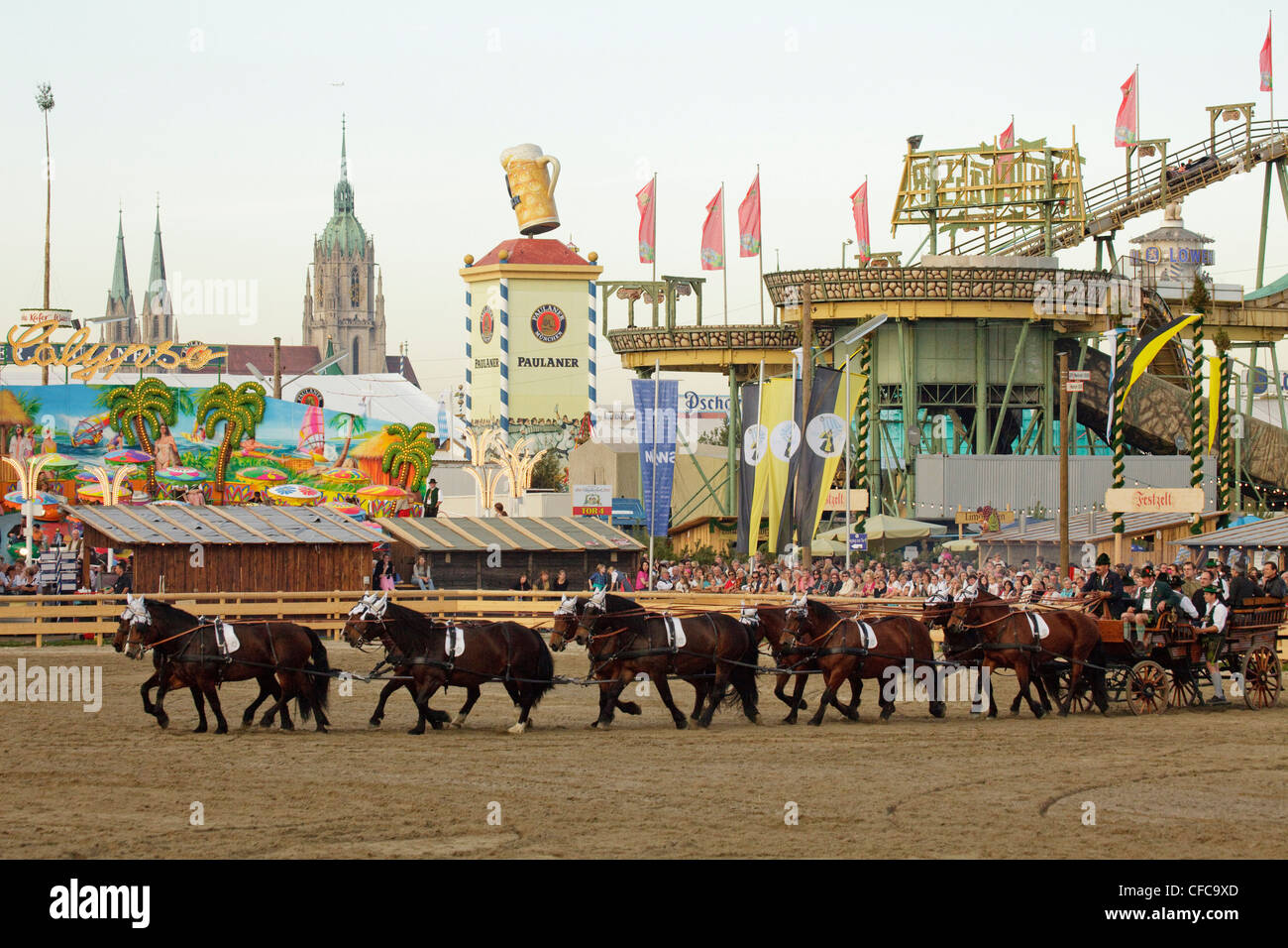 San Paolo la Chiesa e la sfilata di cavalli, storico Oktoberfest presso il Theresienwiese, Monaco di Baviera, Germania, Europa, Europa Foto Stock