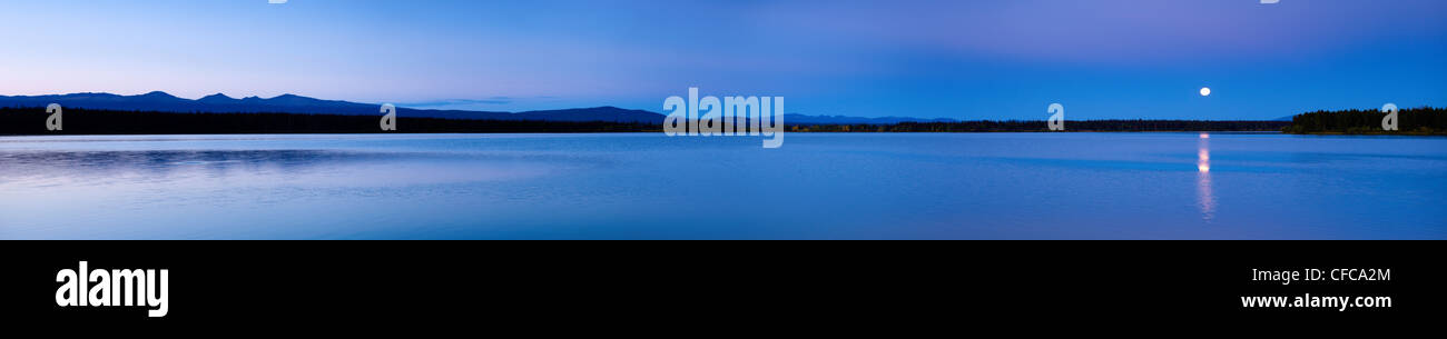Harvest Moon over Anahin lago nel Chilcotin regione della Columbia britannica in Canada Foto Stock