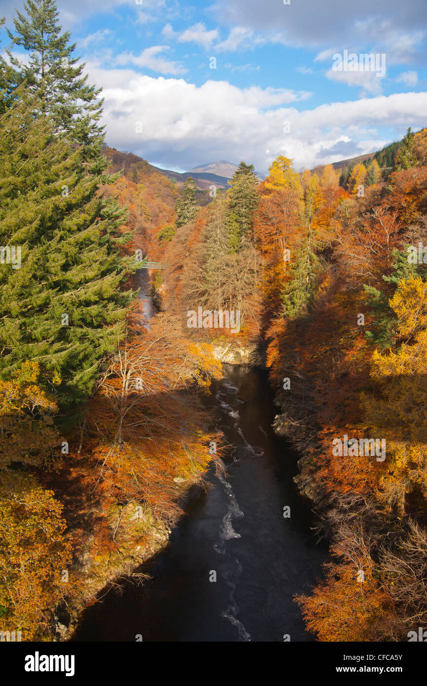 In autunno i colori del paesaggio, Killiecrankie gorge pass, Perthshire, Scotland, Regno Unito Foto Stock