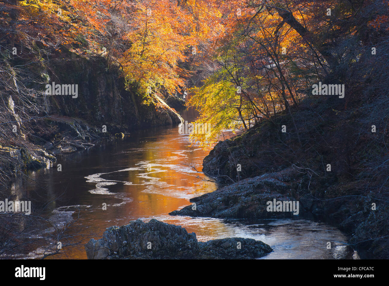 In autunno i colori del paesaggio, Killiecrankie gorge pass, Perthshire, Scotland, Regno Unito Foto Stock