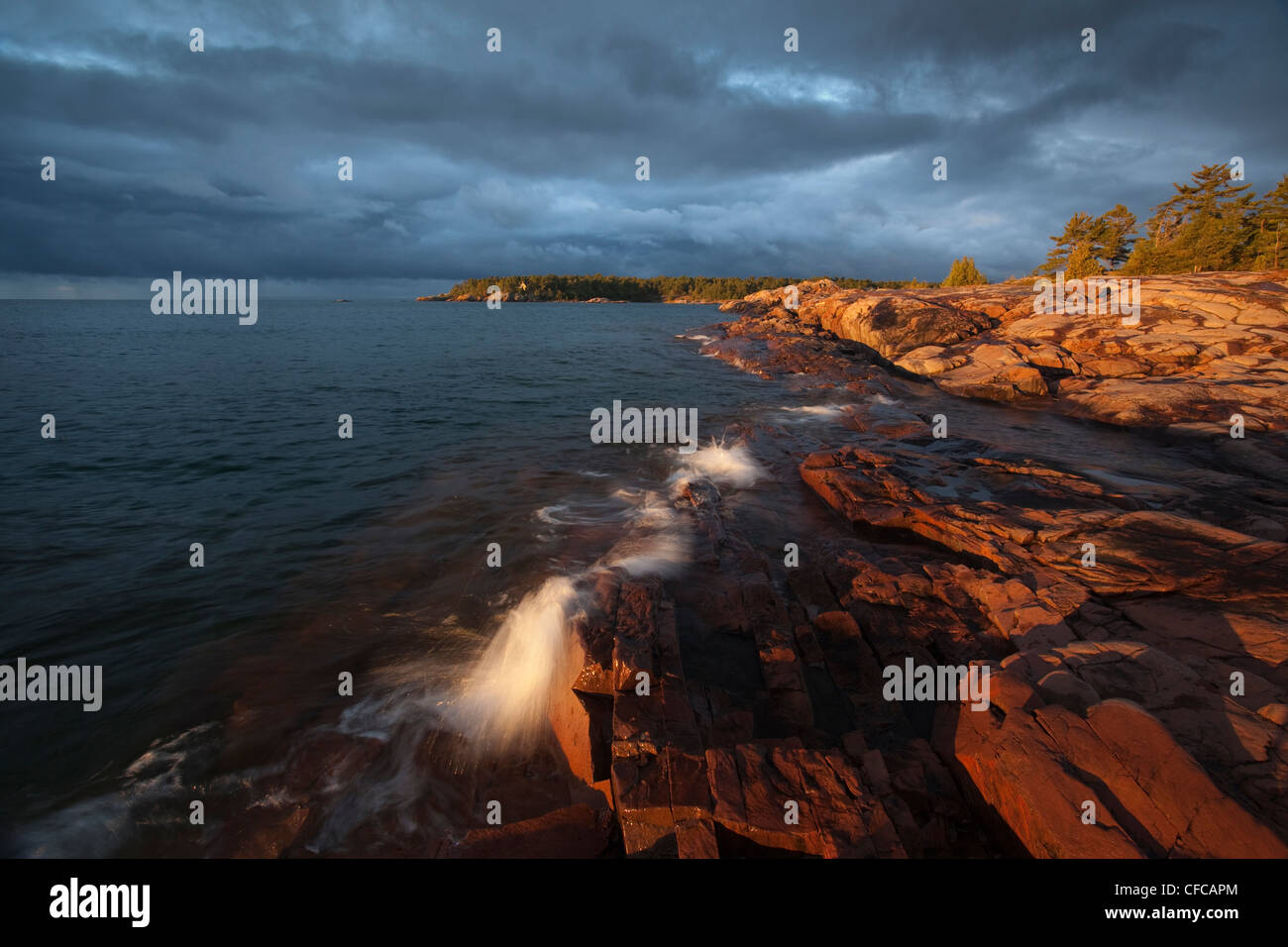 Mattina calda luce colpisce il granito rive del Georgian Bay in Killarney Provincial Park in Ontario del nord. Foto Stock