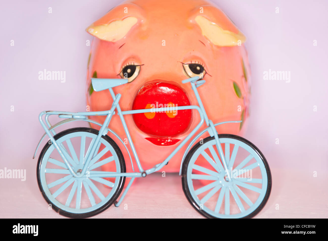 Concetto finanziario, salvare denaro, trasporti, ciclismo, bicicletta Foto Stock