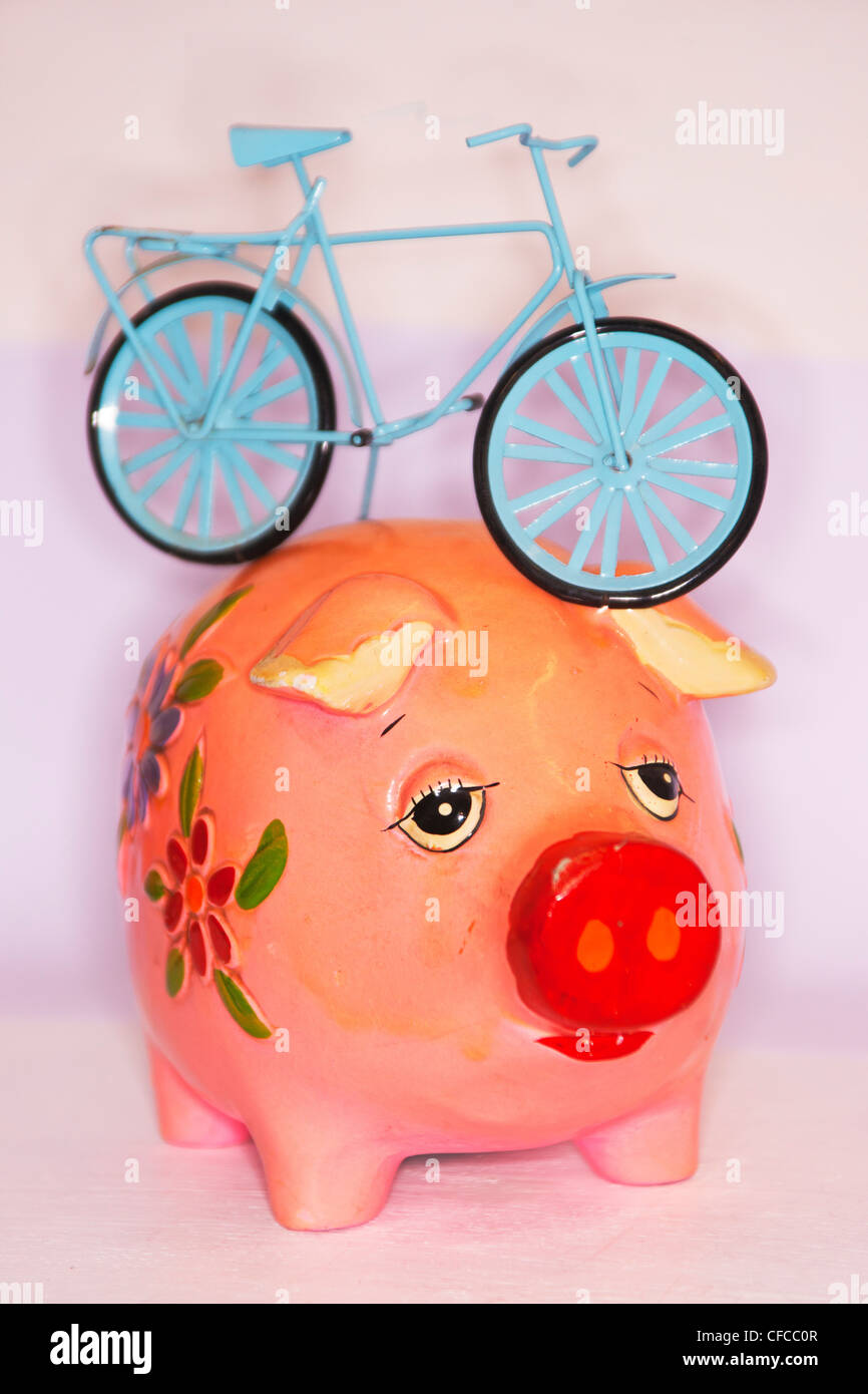 Concetto finanziario, salvare denaro, trasporti, ciclismo, bicicletta Foto Stock