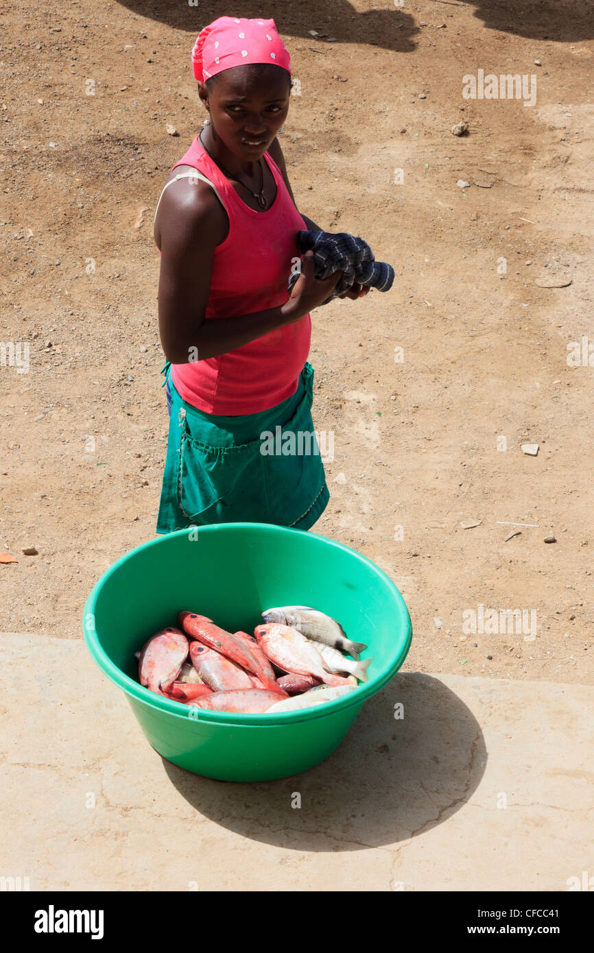 Sal Rei, Boa Vista, Isole di Capo Verde. Donna locale con una ciotola di pesce fresco di vendere al di fuori della municipale di mercato del pesce. Foto Stock