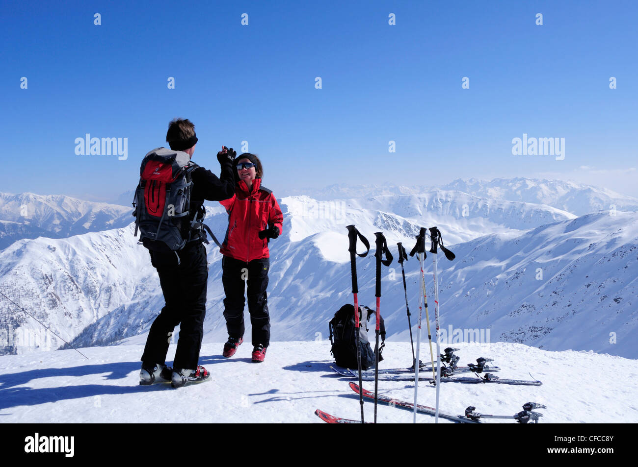 Due persone sci backcountry congratularci gli uni con gli altri al vertice, Gaishoerndl, Villgraten gamma, Hohe Tauern range, East Ty Foto Stock