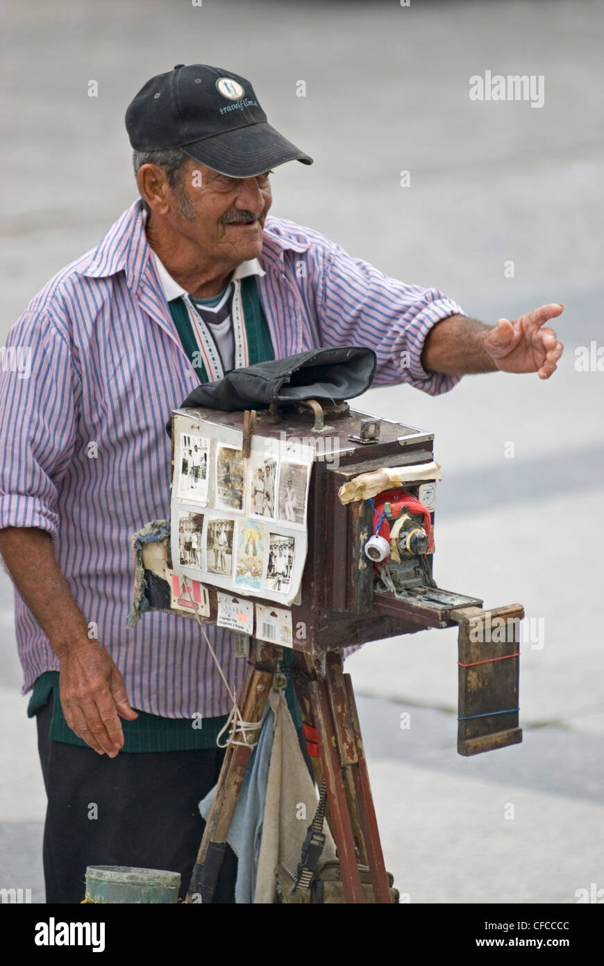 Un fotografo con il suo pinhole fotocamera Havana Cuba Foto Stock