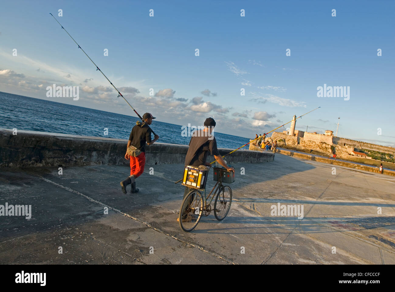 I pescatori locali la voce off per andare a pescare lungo il Malecon Havana Cuba Foto Stock