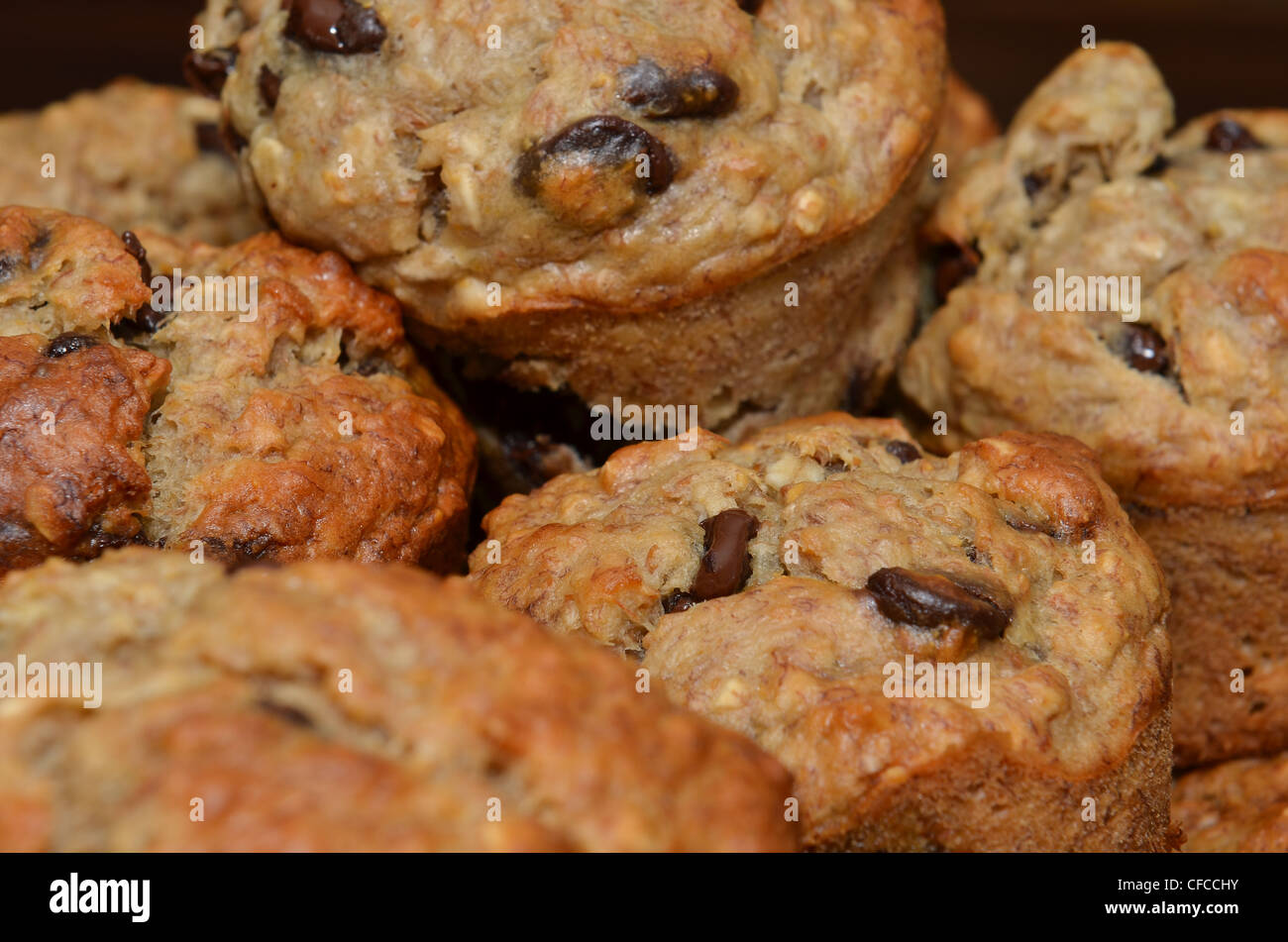 Dolce di Cioccolato deliziosi muffin chip impilati e chiudere fino Foto Stock