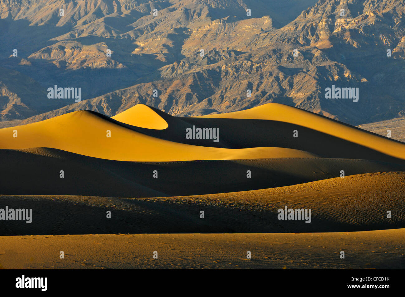 Le dune di sabbia, tubo da stufa di pozzi, Parco Nazionale della Valle della Morte, il più caldo e arido dei parchi nazionali negli Stati Uniti, California, US Foto Stock