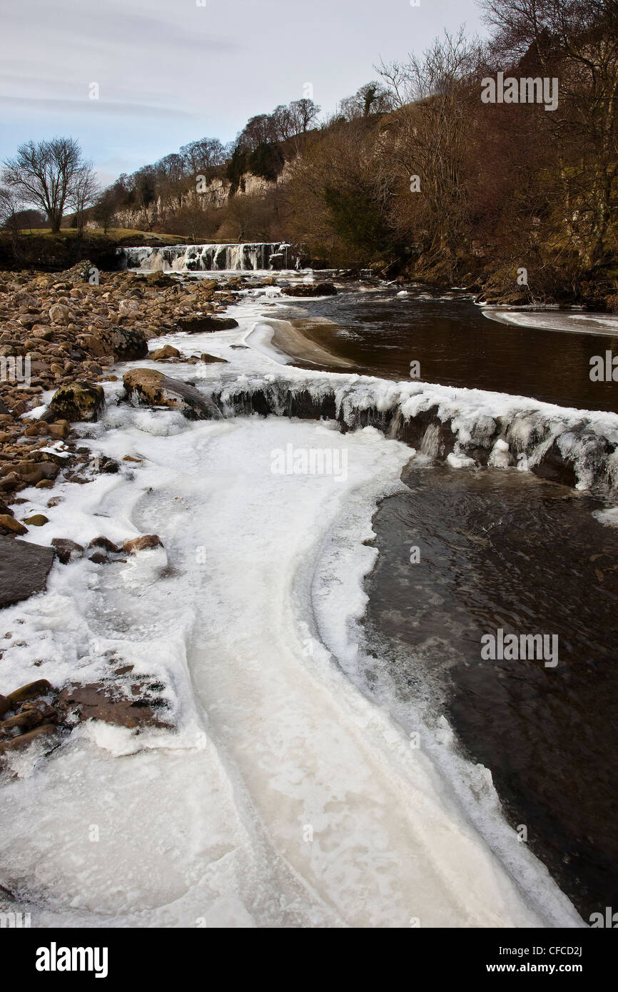 Wain Wath vigore sul fiume Swale congelati in inverno, Swlaedale superiore, Yorkshire Dales National Park Foto Stock