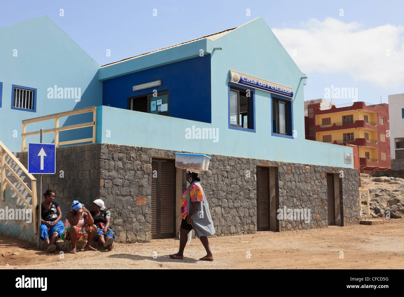 Sal Rei, Boa Vista, Isole di Capo Verde. Donne locali al di fuori di casa do Pescador o pescatori centro del social club. Foto Stock