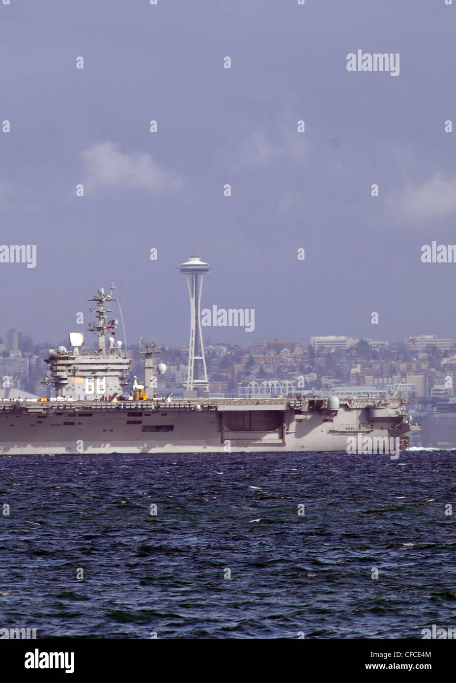 BREMERTON (5 MARZO 2012) Nimitz partì dalla base navale di Kitsap-Bremerton il 5 marzo per iniziare le prove in mare. Il corso segna la prima volta che la nave è in corso dal suo ancorato pianificato disponibilità incrementale. La nave arrivò a Bremerton, Washington, per iniziare il suo DPIA dicembre 2010. Foto Stock
