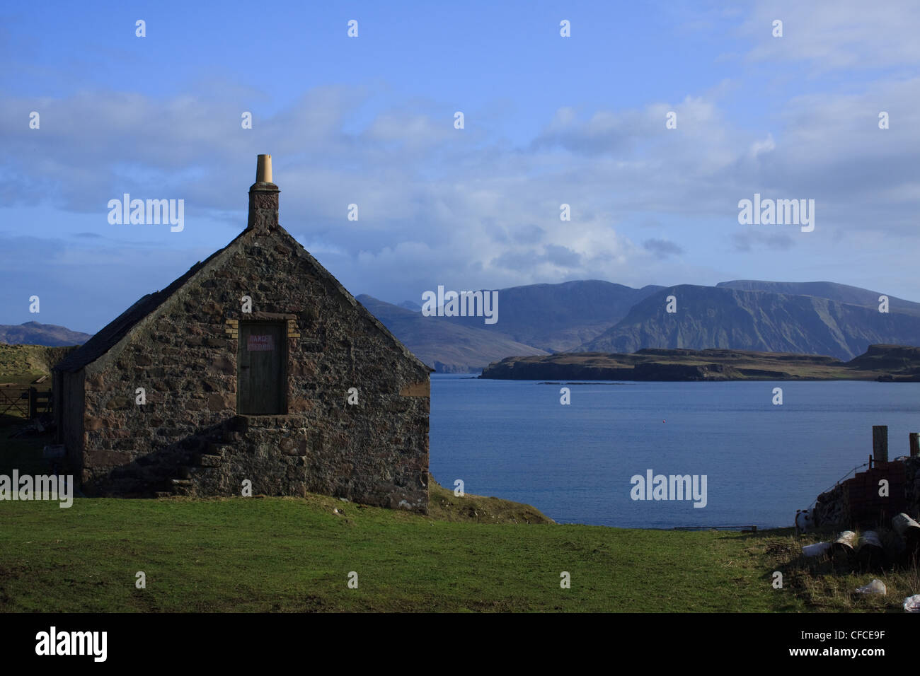 Il vecchio fienile in un Coroghon sull isola di Canna, nelle piccole isole, Scozia. Guardando verso l'isola di Sanday al rum Foto Stock