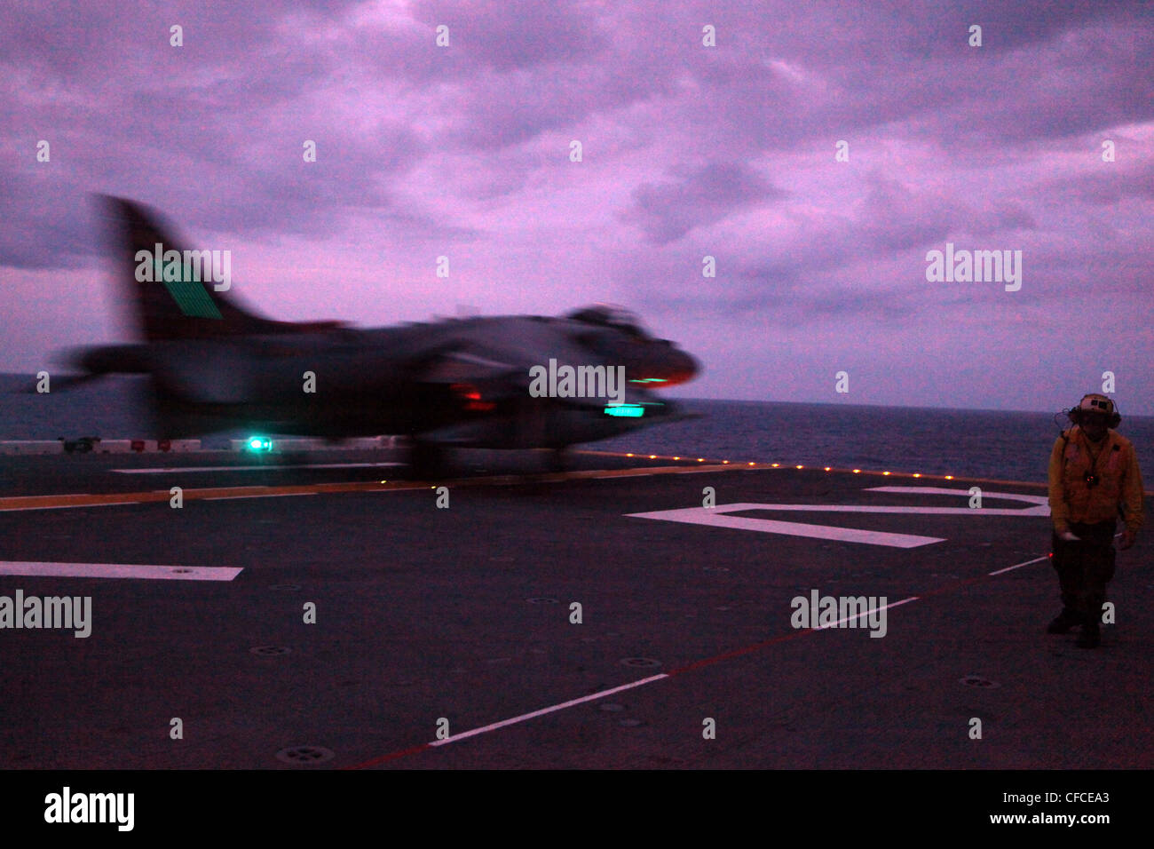 Un Harrier AV-8B con Squadron di attacco marino 311, parte dell'elemento di combattimento aereo della 31esima unità di spedizione marina, decollerà dalla USS Essex, 6 marzo. I piloti della VMA 311 stavano conducendo qualifiche di atterraggio per i portatori notturni in preparazione al 31° esercizio di Certificazione MEUâ€™s. Il 31° MEU è l'unico MEU continuamente schierato e rimane la forza di nationâ€™pronta nella regione Asia-Pacifico. Foto Stock