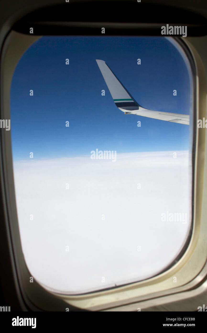La vista del finestrino passeggero dei cieli blu con condizioni di cielo coperto vicino a Juneau in Alaska, Foto Stock