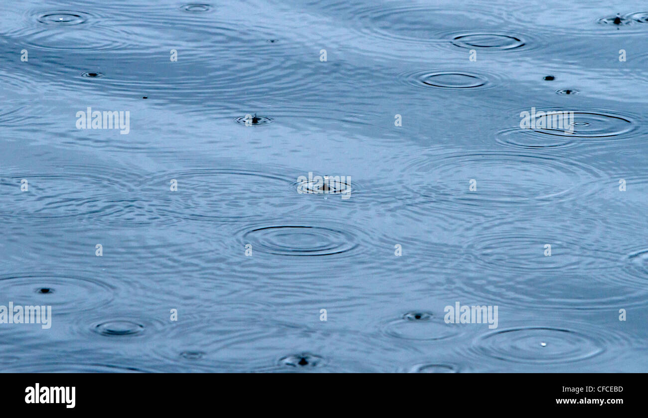 Le gocce di pioggia hit acqua di Juneau, in Alaska Foto Stock