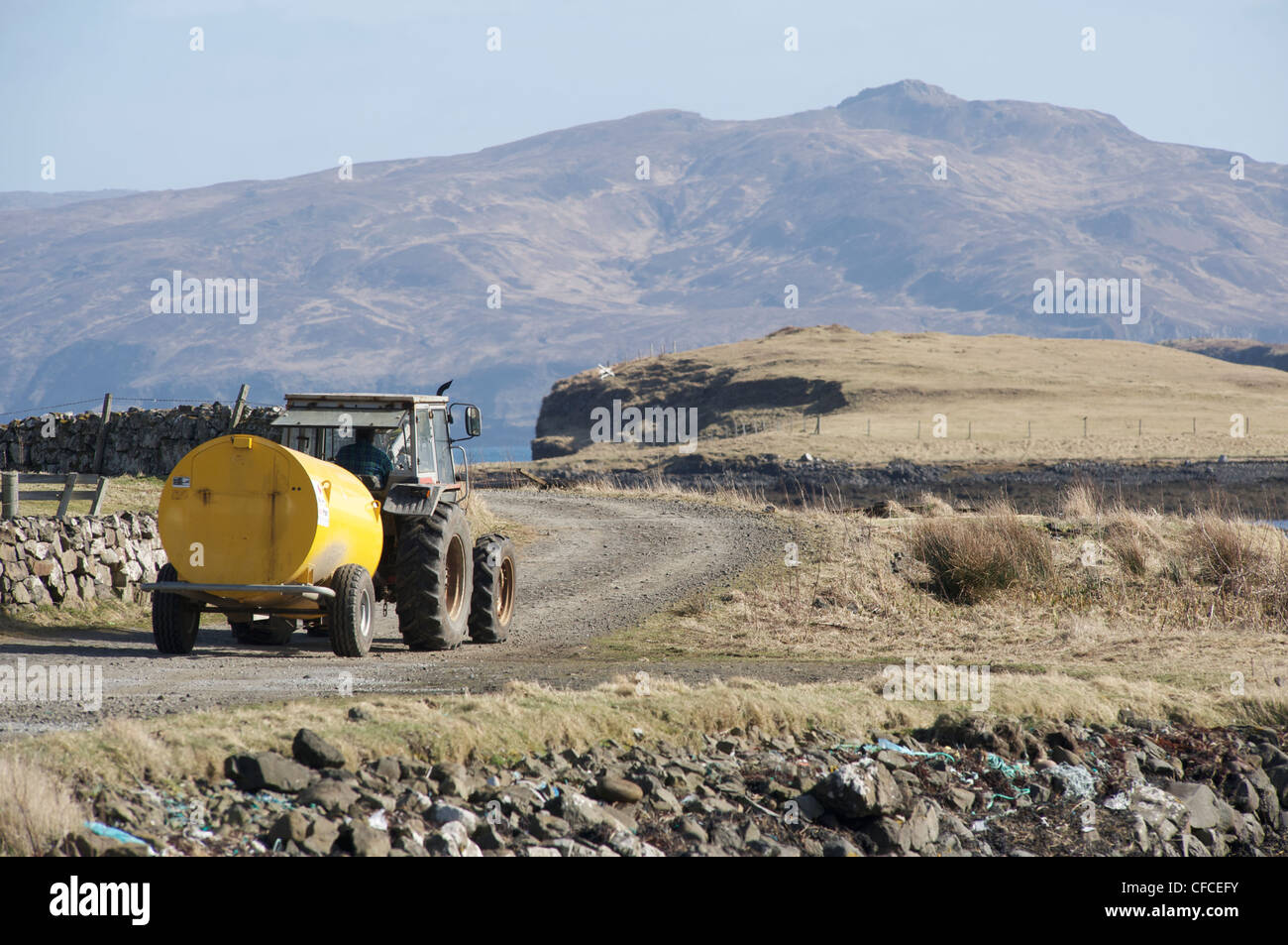 Un trattore sulla piccola isola di Canna nelle Ebridi Interne al largo della costa occidentale della Scozia Foto Stock