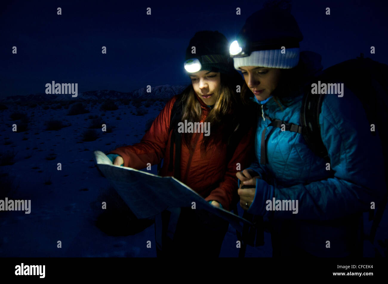 Due donne guardare su una mappa in la mattina presto prima di escursionismo in Sierra Foothills al di fuori del lago Tahoe, California. Foto Stock