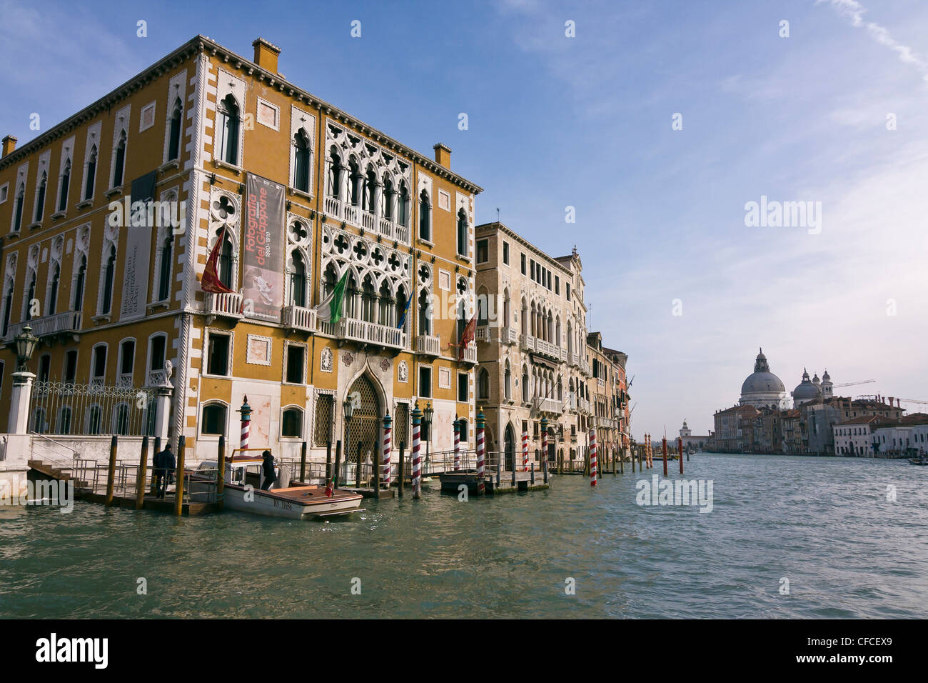 Facciata di Cavalli Franchetti Palace (XVI secolo) sul Grand Canal - Venezia, Venezia, Italia e Europa Foto Stock