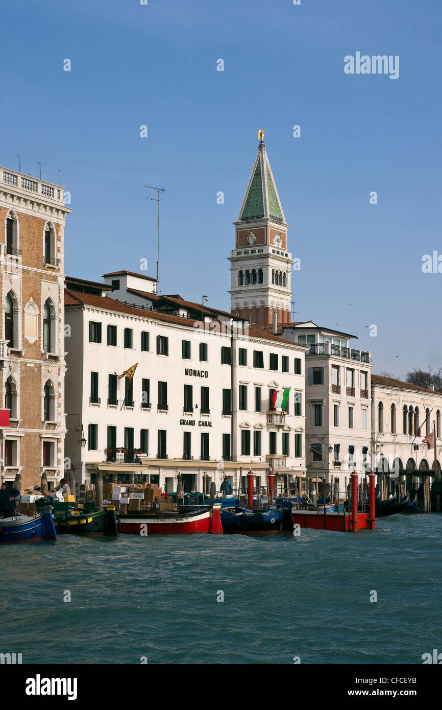 Monaco Grand Canal Hotel con San Marco il campanile in background - Venezia, Venezia, Italia e Europa Foto Stock