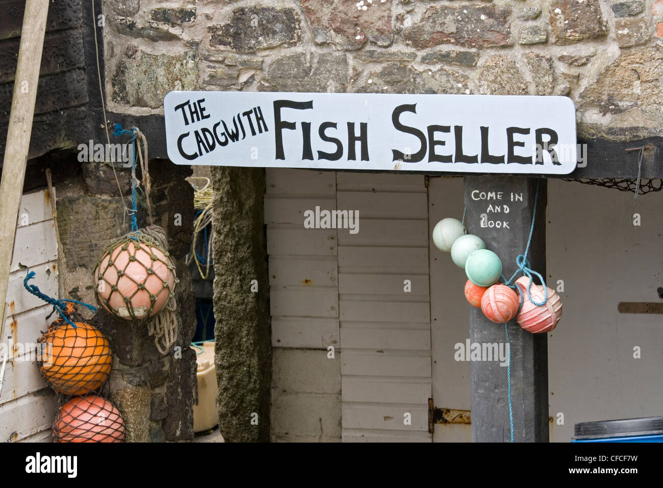 Il pesce fresco del venditore al Cadgwith Cove sulla penisola di Lizard, Cornwall. In primo piano nella BBC serie TV Foto Stock