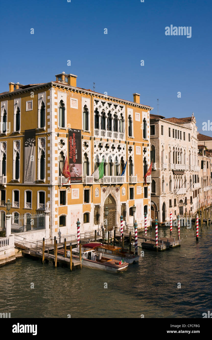 Facciata di Cavalli Franchetti Palace (XVI secolo) sul Grand Canal - Venezia, Venezia, Italia e Europa Foto Stock