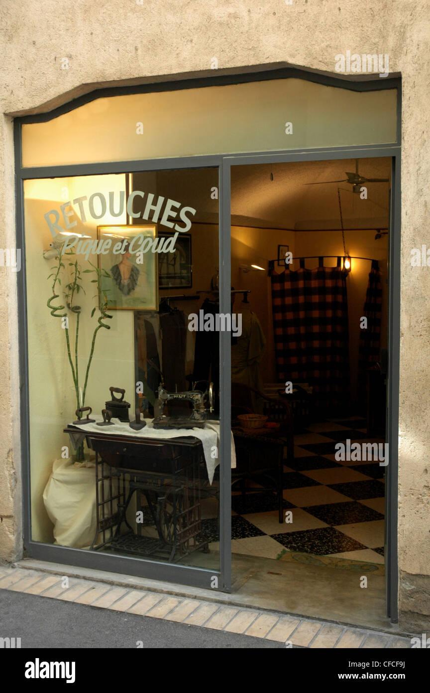 Un discreto shop offre servizi di alterazione in Nimes Francia Foto Stock