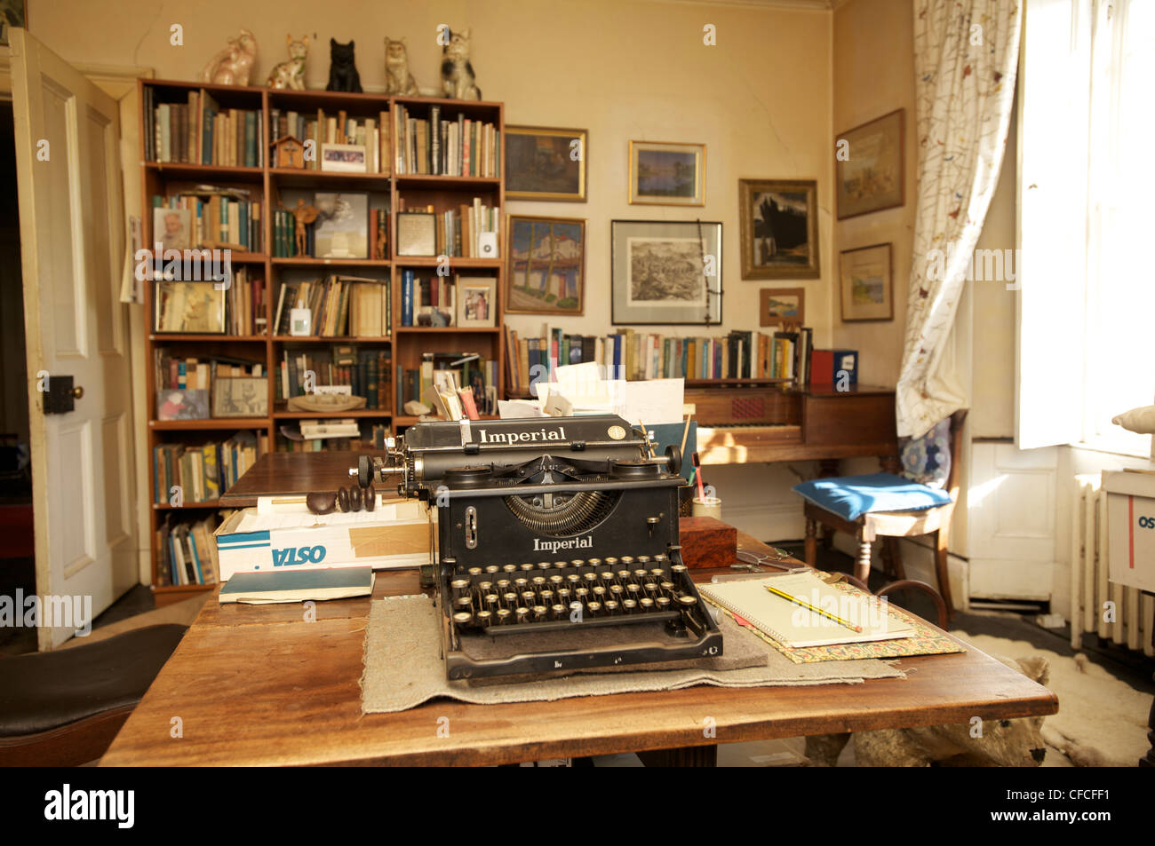 Compton Mackenzie è una macchina da scrivere a Canna House. L'isola di Canna nelle Ebridi Interne al largo della costa occidentale della Scozia. Foto Stock