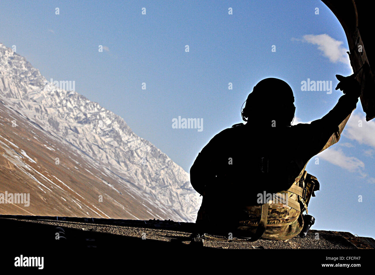 LOGAR PROVINCE, Afghanistan – UN membro del Ch-47 Chinook assegnato alla 2nd Aviation Brigade, 82nd Combat Aviation Brigade siede sulla rampa durante un volo sopra la parte anteriore della base operativa. L'elicottero è stato utilizzato per una cerimonia di riascolto. . Foto Stock