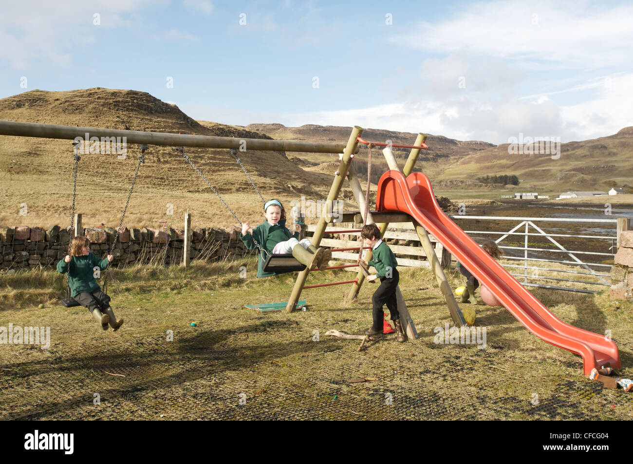 Gli alunni delle scuole nel parco giochi sulla canna. L'isola di Canna nelle Ebridi Interne al largo della costa occidentale della Scozia. Foto Stock