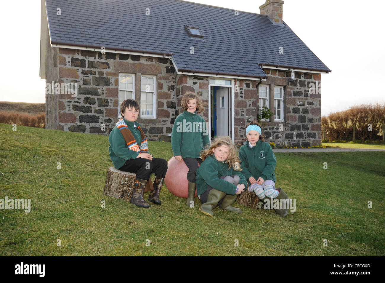 I quattro allievi presso la scuola media sulla canna. L'isola di Canna nelle Ebridi Interne al largo della costa occidentale della Scozia. Foto Stock