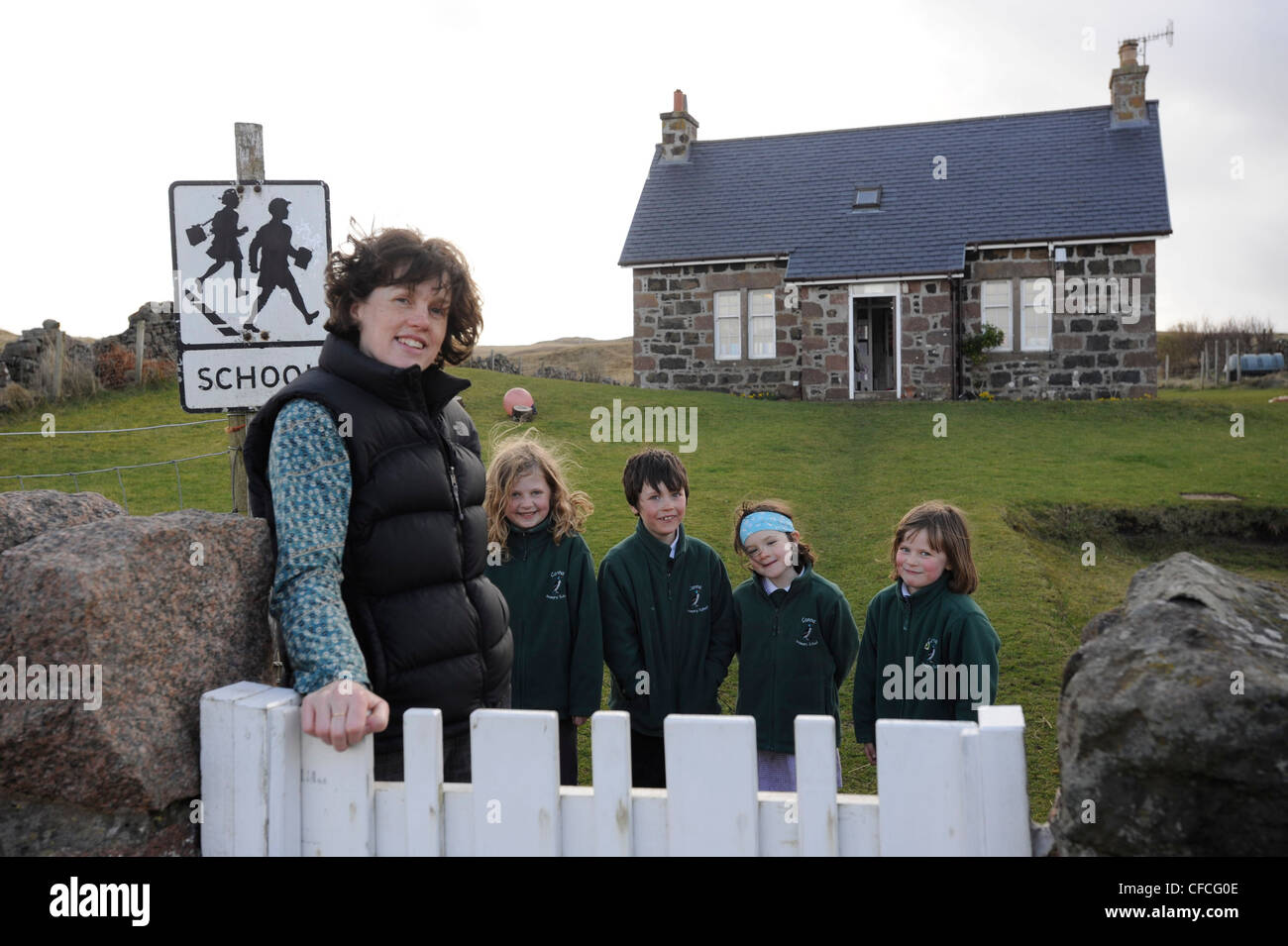 Insegnante e i suoi quattro scolari sulla canna. L'isola di Canna nelle Ebridi Interne al largo della costa occidentale della Scozia. Foto Stock