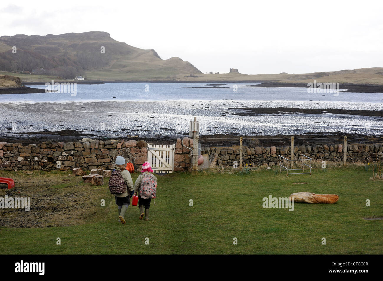 Due dei quattro scolari sulla canna a hometime. L'isola di Canna nelle Ebridi Interne al largo della costa occidentale della Scozia. Foto Stock