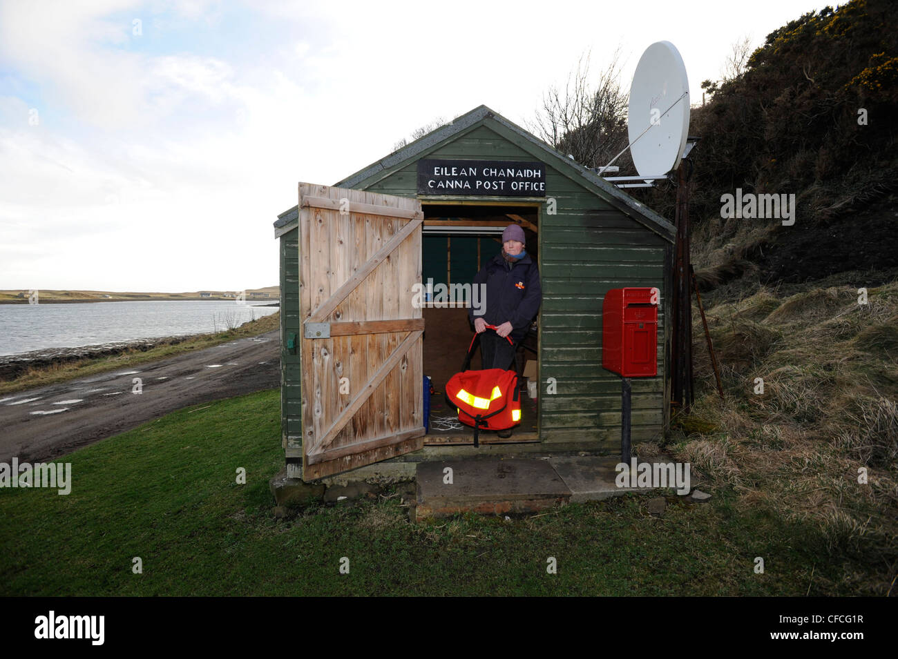 Winnie Mackinnon, postmistress sulla canna. L'isola di Canna nelle Ebridi Interne al largo della costa occidentale della Scozia. Foto Stock