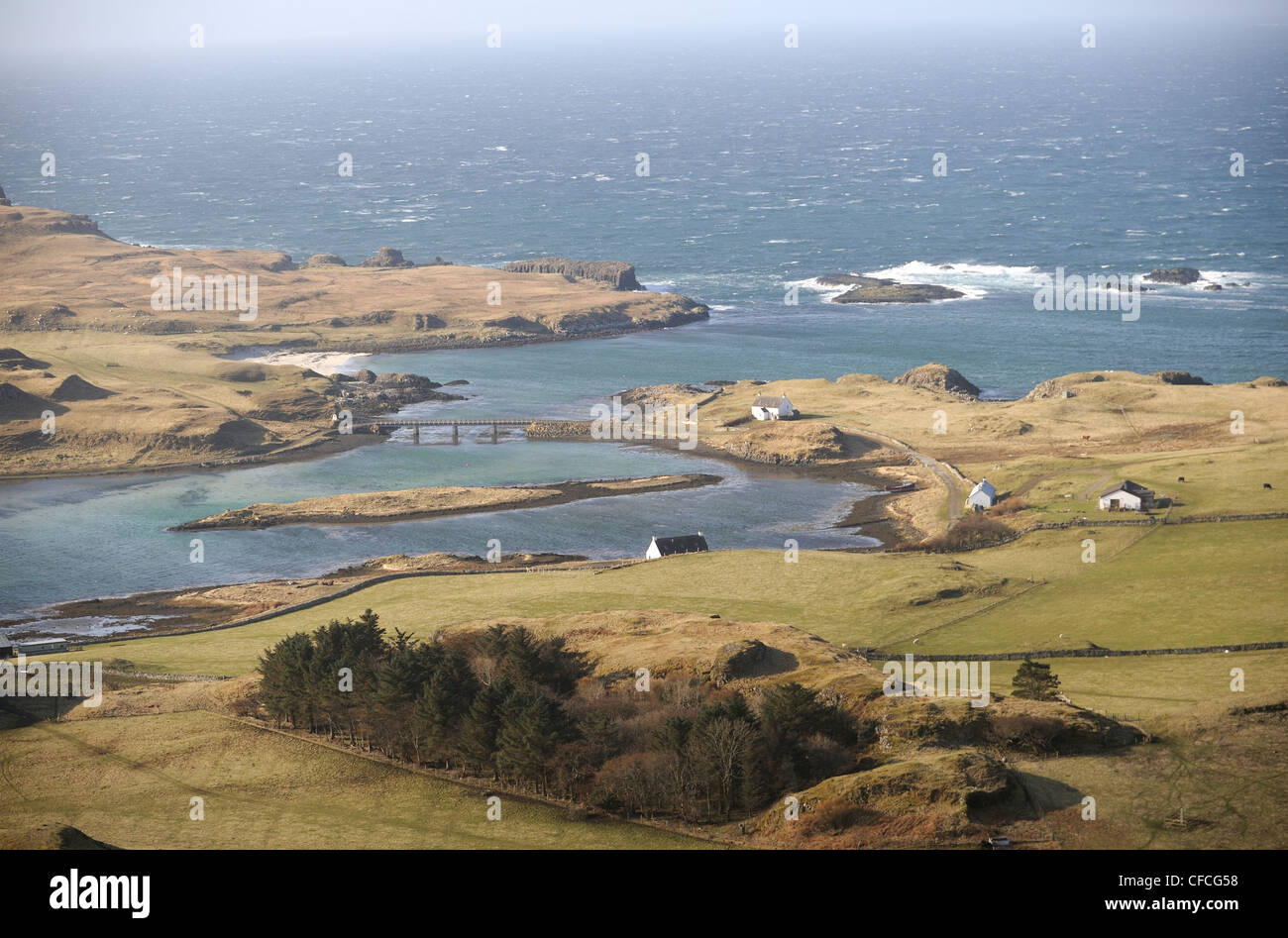 Una vista dalla collina di bussola di fronte a Sanday l isola di Canna nelle Ebridi Interne al largo della costa occidentale della Scozia. Foto Stock