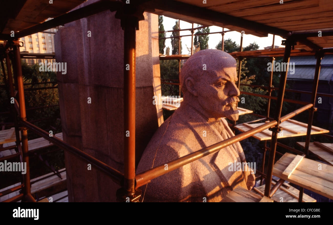 Kiev, Ucraina, 1991. Impalcatura che circonda una statua di Vladimir Lenin di 30 piedi (8,9 m). La statua di granito si trovava di fronte a quella che era Piazza della Rivoluzione d'Ottobre durante i tempi sovietici. Dopo l'indipendenza Ucraina e la fine dell'Unione Sovietica nel 1991, la piazza sulla via Khreshchatyk nel centro di Kiev fu rinominata Piazza dell'Indipendenza e la statua rimossa dalla piazza nel 1991. Foto Stock