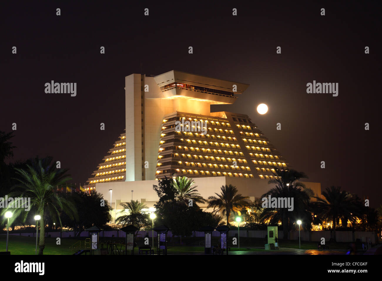 Lo Sheraton hotel illuminata di notte, Doha in Qatar Foto Stock