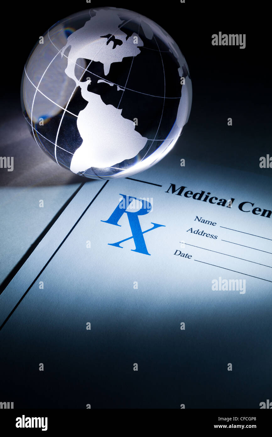 Globo e prescrizione, un concetto per la sanità e la medicina Foto Stock